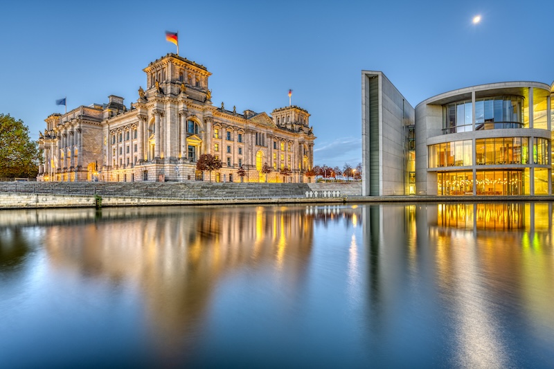 Einkommensteuerreform 2027 1 Reichstagsgebäude und Paul-Löbe-Haus in Berlin als Symbolbild zum Beitrag von Steuerberaterin Susanne Schmidt über die Einkommensteuerreform 2027