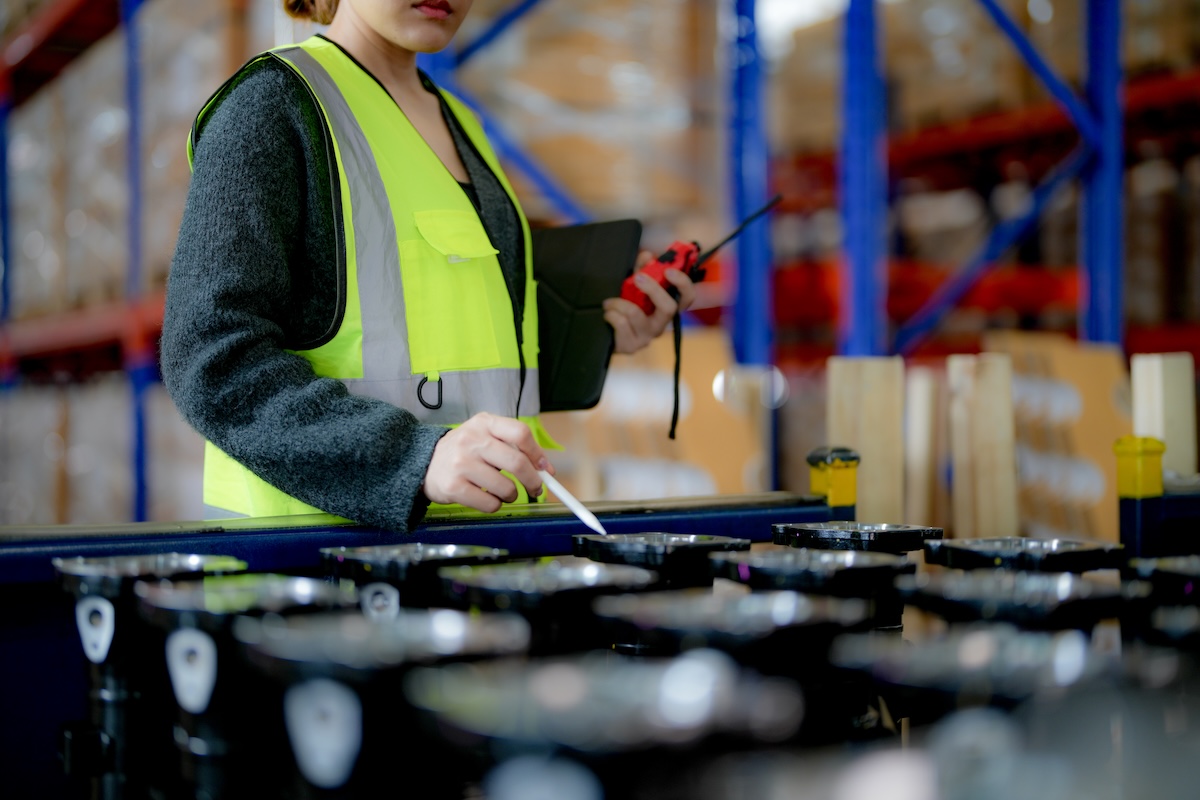 Bestandsaufnahme bei der Inventur – Steuerkanzlei Kettwig Mitarbeiterin erfasst Warenbestände bei einer Inventur im Lager – die Steuerkanzlei Kettwig berät zu Inventurlisten, Bewertung und Buchhaltung.